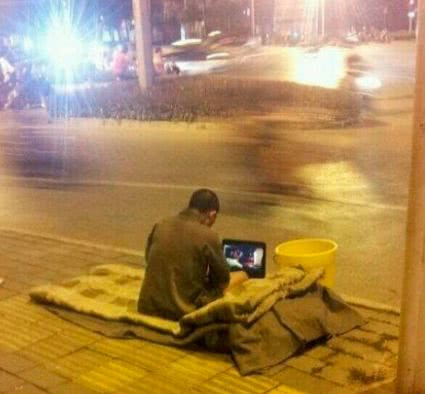 爆笑GIF：大哥，你这样睡在妹子的肩膀上，也难怪她会一脸嫌弃了