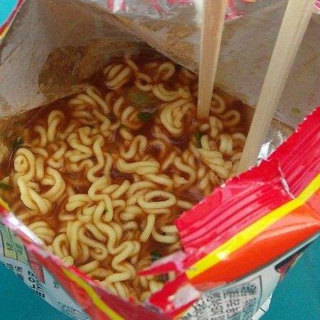 同样是吃方便面，小学生鸡蛋火腿，初中生有肉，大学生：能吃就行了