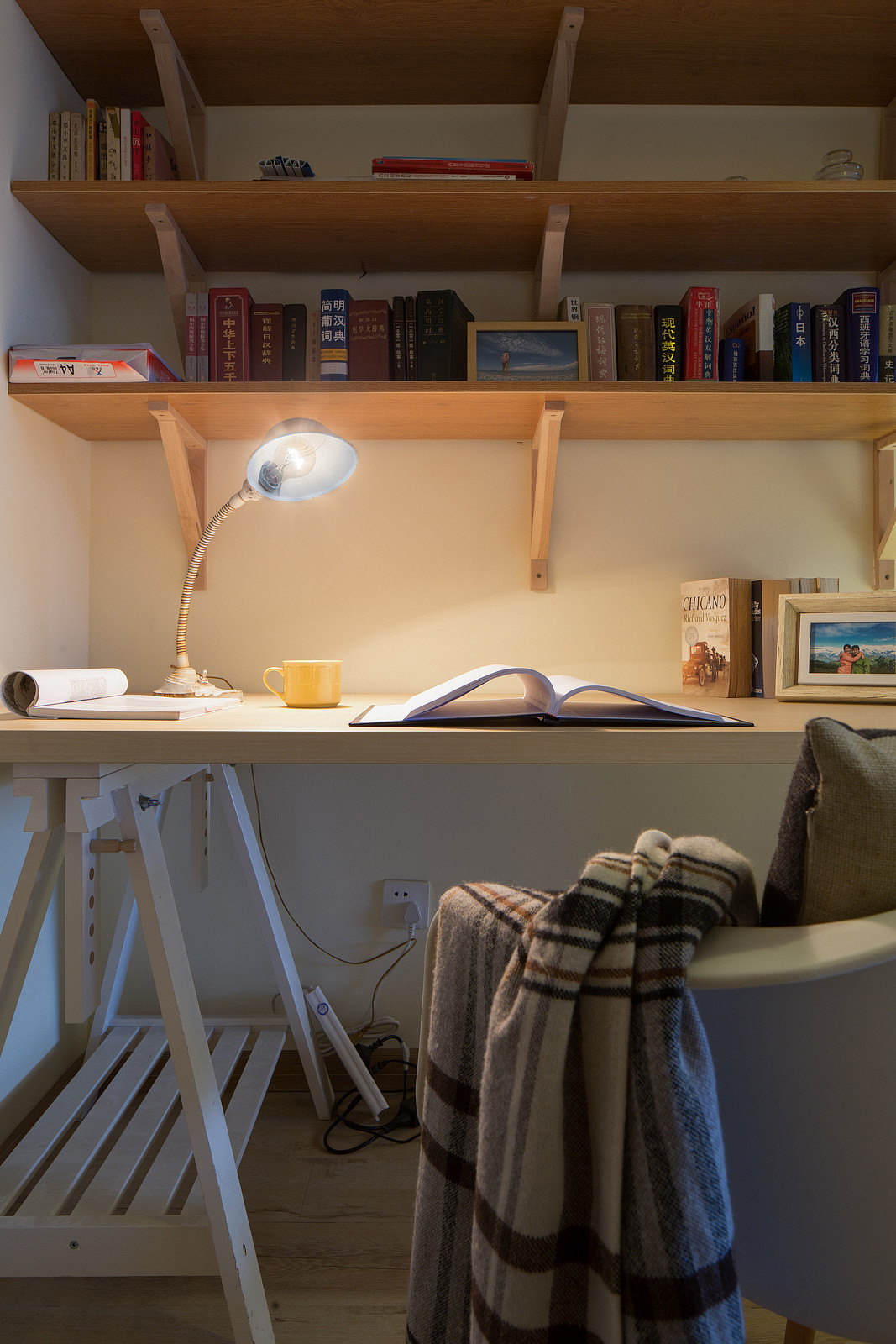 客厅沙发不一定非要摆在电视正对面，下面这个家的摆放就很不错！