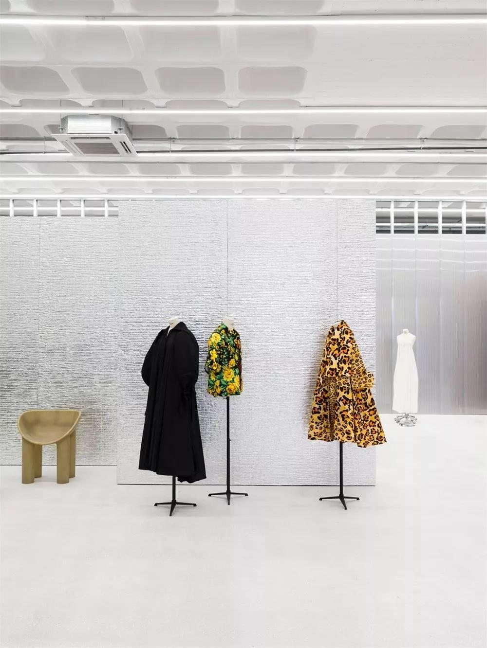 代表着时尚前卫的服装概念店，还能看得出是旧仓库改造的吗？