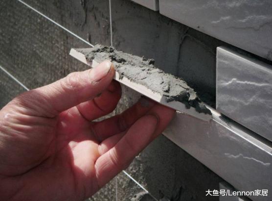 瓷砖上墙，师傅在瓷砖后面划两口子，太聪明了，住30年也不会脱落