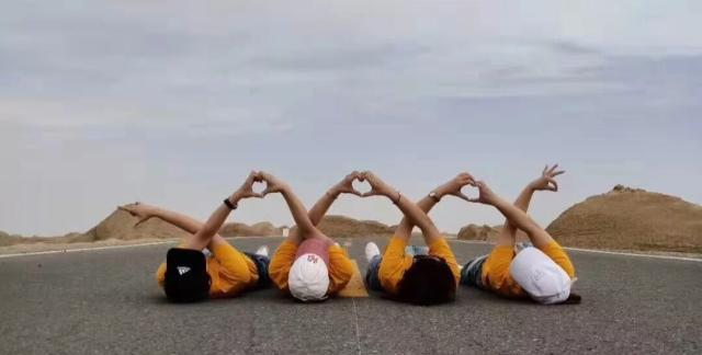 青海旅游再次升温，高速公路上的美景虽然很狂野，可千万别模仿哦