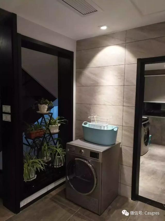 客厅只铺600*1200现代仿古砖，厨房浴室都铺瓷砖，邻居都说太好看