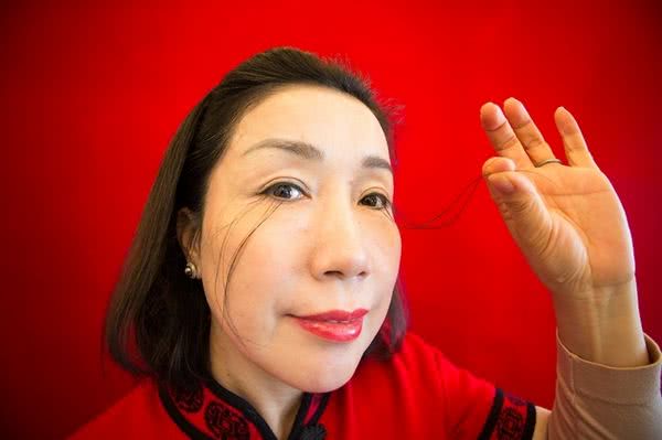 最奇葩的吉尼斯记录，23岁就当上了奶奶，你还有脸单身？