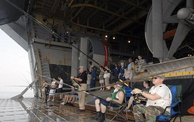 船员|航母在海上航行时可以钓鱼吗?看完这几张照片就明白了!