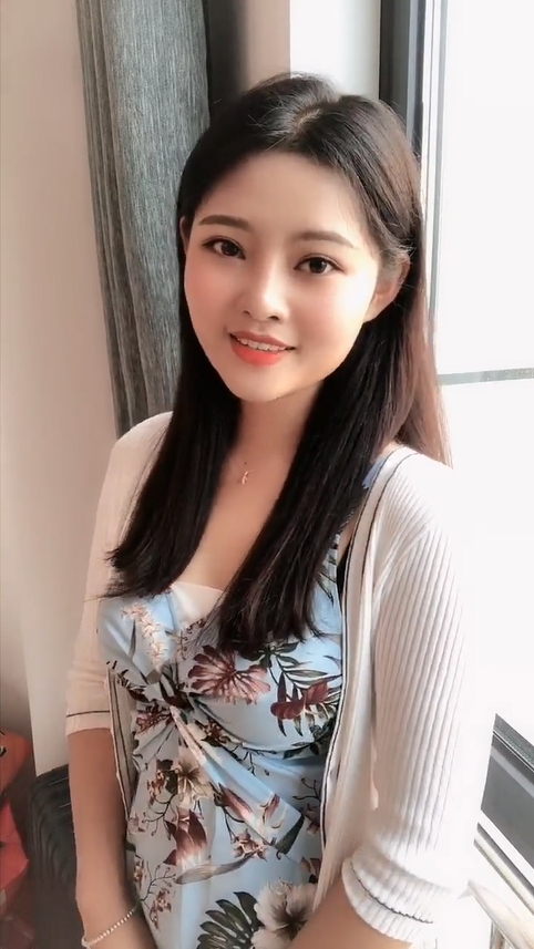 小姐姐很有大家闺秀的气质，很是讨人喜欢