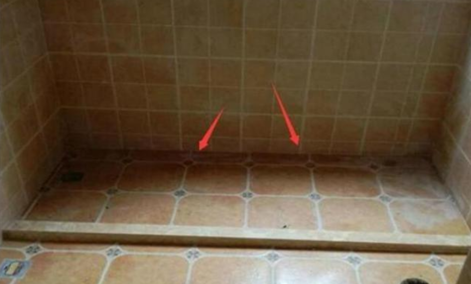 瓷砖铺好师傅主动检验，而当业主指出这个问题后，师傅走人了