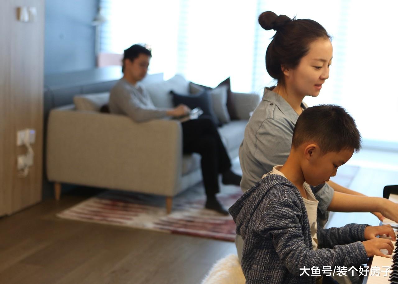 客厅容纳衣帽间，餐厅兼做办公桌，这个130㎡三口之家高效又舒适！