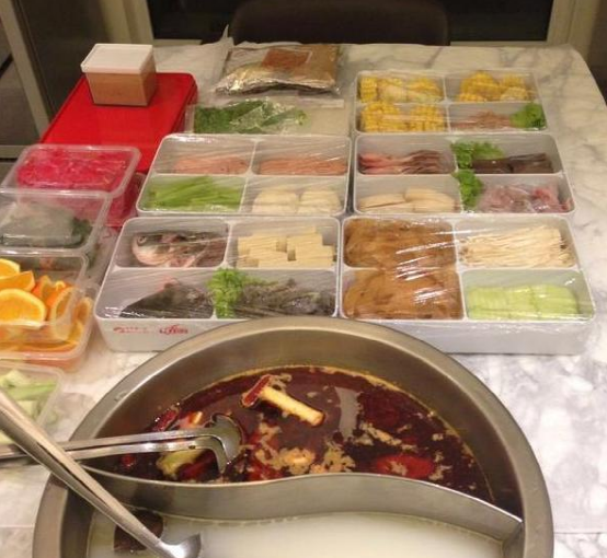 韩雨芹现实的豪宅曝光，打火锅几十个菜品，喝白水都要拿红酒杯