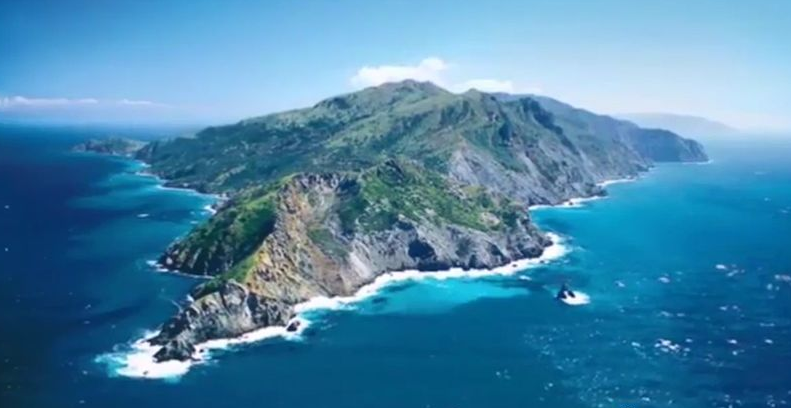 神秘飞机贴近海面飞行 网友：在寻找外星人基地