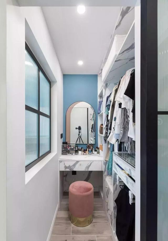 现在年轻人都喜欢玻璃门衣柜，时尚环保，卧室更加通透宽敞