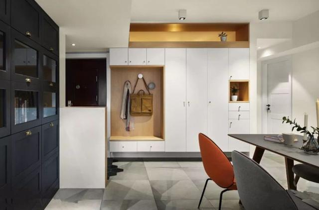 朋友家“开门见厅”奇葩户型怎么办？老师傅支招这样改，真是绝了