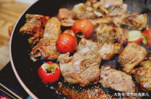 想不到山楂还可以和它做菜肴，酸香美味非常的开胃，小孩子超爱