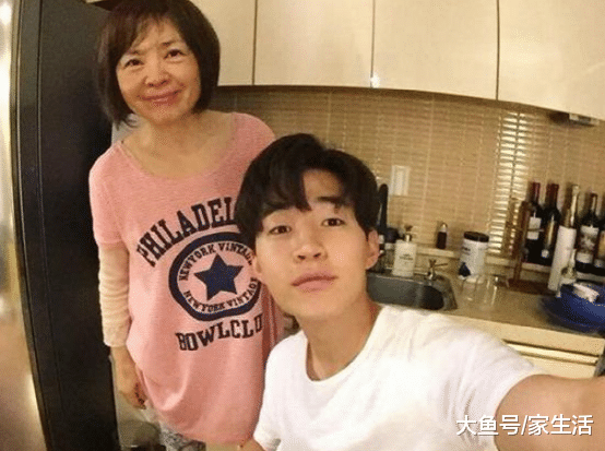 晒晒刘宪华如今住的豪宅，装修非常新潮，头次见用水泥做地板