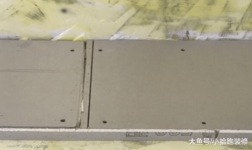 验收吊顶时, 发现有很多缝隙, 而师傅解释: 这是在节省材料