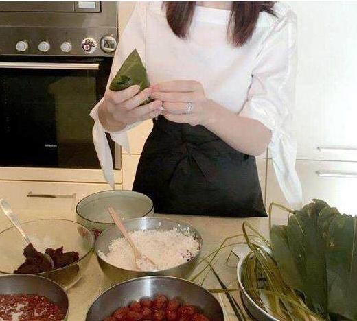 参观栗坤现实的豪宅，沙发边都带雕纹，一手书法太厉害了