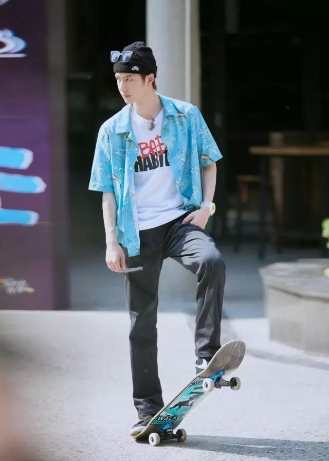 别总拿王一博的学历来说事，能力和学历哪个更重要？