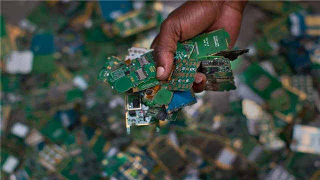 那些走街串巷，用菜刀不锈钢脸盆换旧手机的人，真的能赚到钱吗？