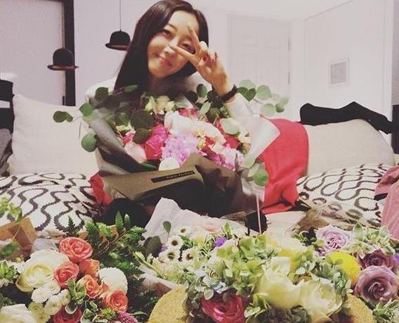 带你看看蒋梦婕现实的家，吃饭要配洋酒，落地窗外都是高档小区