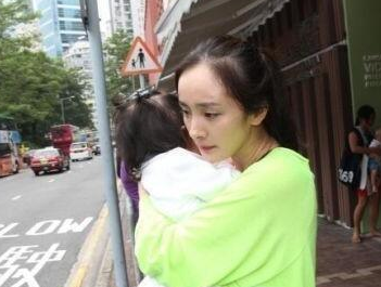 知情人最新爆料！杨幂专注事业，与小糯米只能通过视频见面