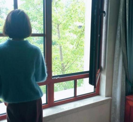 一起參觀張楊果的豪宅，家里鋪的都是木板，空間顯得非常溫馨