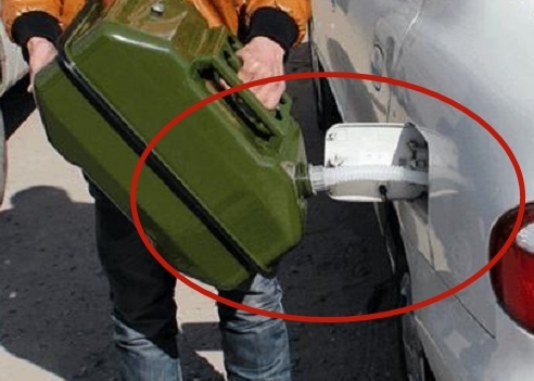 建议大家：不管柴油或汽油车，这个孔一定要每月必清，爬坡特别有劲