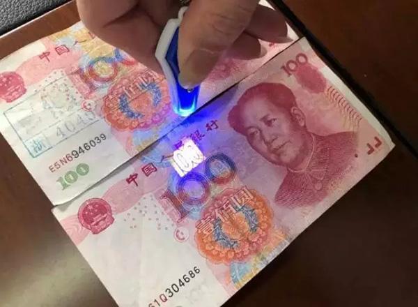 银行员工教我辨别假钞，一张白纸现原形，学了不吃亏
