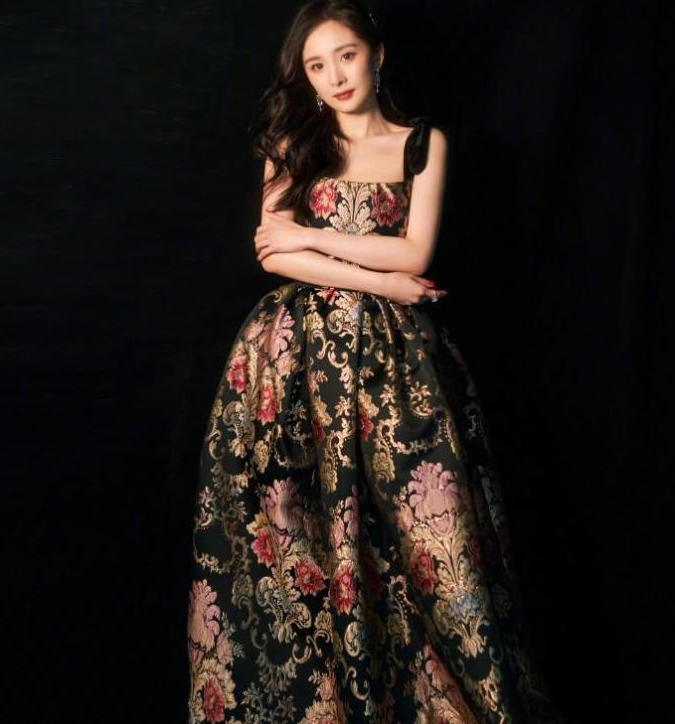 阿迪700块运动鞋，因杨幂配宫廷风长裙火了，穿出买不起的感觉