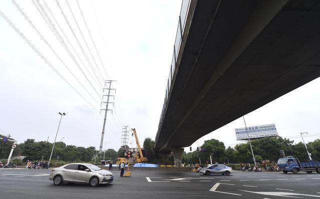 无锡高架桥侧翻现场基本清理完 锡港路恢复通行