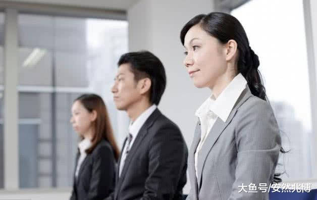 女面试官: 1块豆腐给你切2刀, 最多能切几块? 小伙: 无数块!