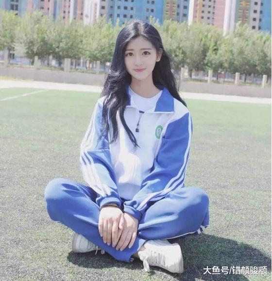 學校為了防止早戀，特制奇葩校服，網友豎起了大拇指：人才啊