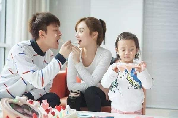 娱乐圈大闹分手，贾乃亮李小璐却以这样的方式现身洛杉矶海边？