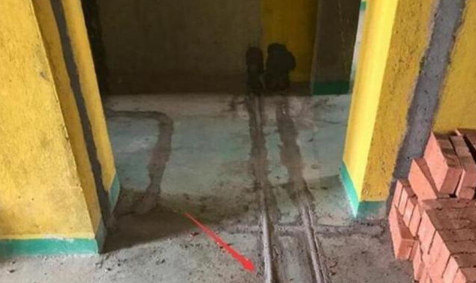 水电验收，邻居刚进门就要求返工，而电工则笑称他是对的