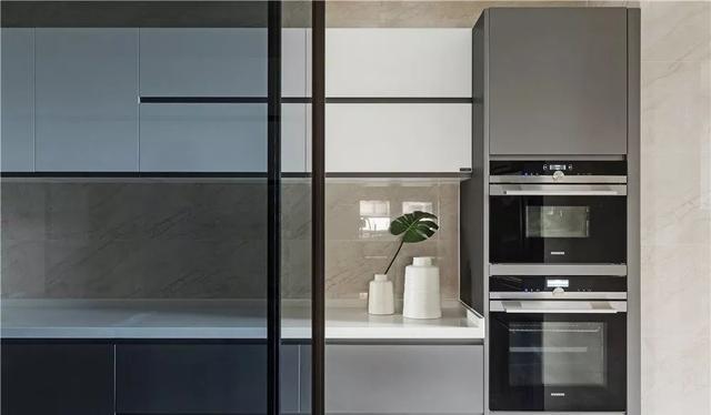 參觀同事新家，臥室背景墻這樣做收納柜，床頭柜都不用買了！