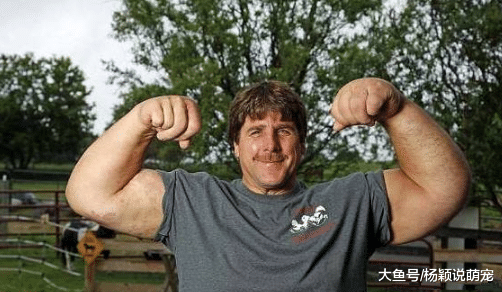 男子天生拥有一双大手，而且力大无穷，妻子对此感到十分幸福！