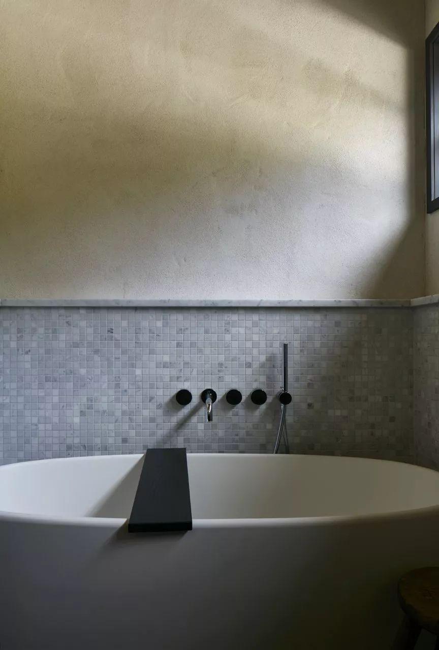 你见过这么帅气的卫生间设计案例吗？反正我是很喜欢