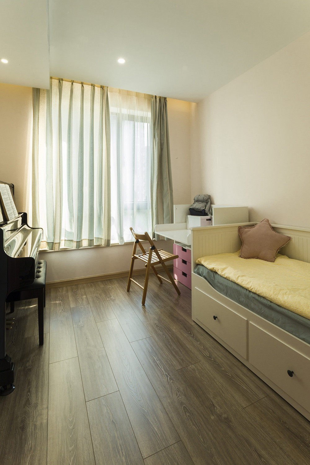 新房现代简约风装修，过道做成一整面柜子，这收纳能力真是强！