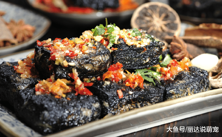 美国小哥“被迫”吃臭豆腐，却越吃越兴奋，直言：都是骗人的！