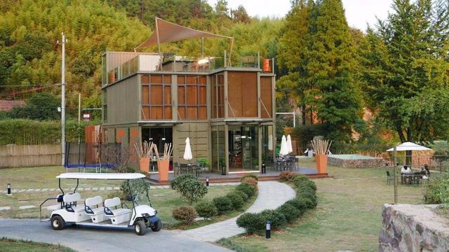 盖房子别用钢筋水泥了，如今流行这种材料，时尚结实还便宜