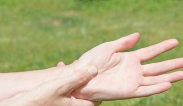 血管慢慢堵了？患上血栓前，身体会亮起四处红灯，别大意