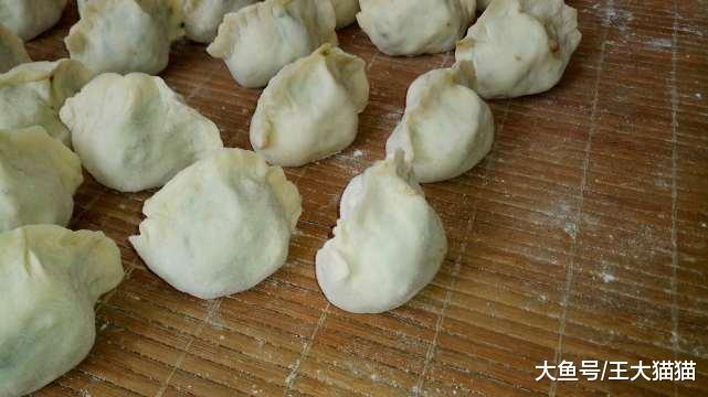 老奶奶和狗，過年兒女不在家老奶奶和狗子一起吃餃子，狗子才是最長情的陪伴