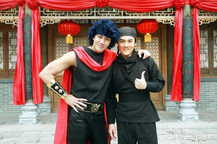 何润东新造型 蓝色泡面头、威武麒麟臂 时隔16年步惊云重现江湖!