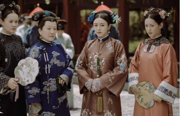 特别是皇家出生的人，他们为了展示出皇家的气势，都会由下人们低着头弯下腰搀扶着！