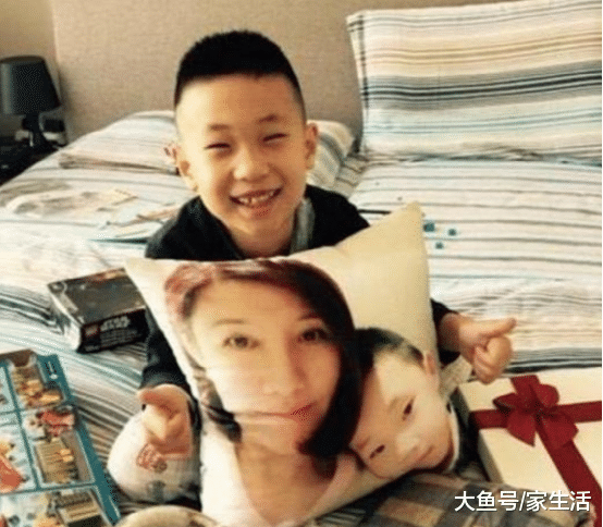 走进林永健现实中的家，一家人把儿子都当宝了，连抱枕也有他照片