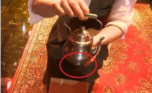 劉謙35年最神的魔術一夜被拆穿！疑是助手調包，偷換壺視頻曝光