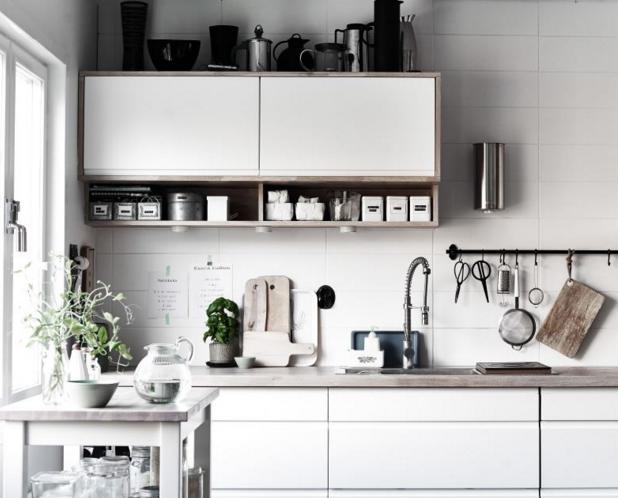 厨房把橱柜装到顶，容易碰头还压抑，不如这样装，大气还实用