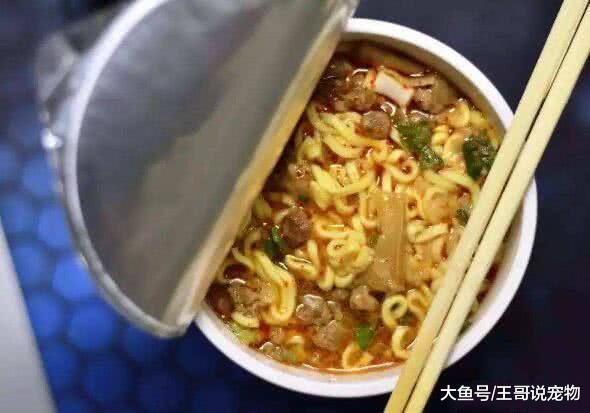 为什么泡面是救灾首选，却不能当军用干粮？兵哥哥说出了实情