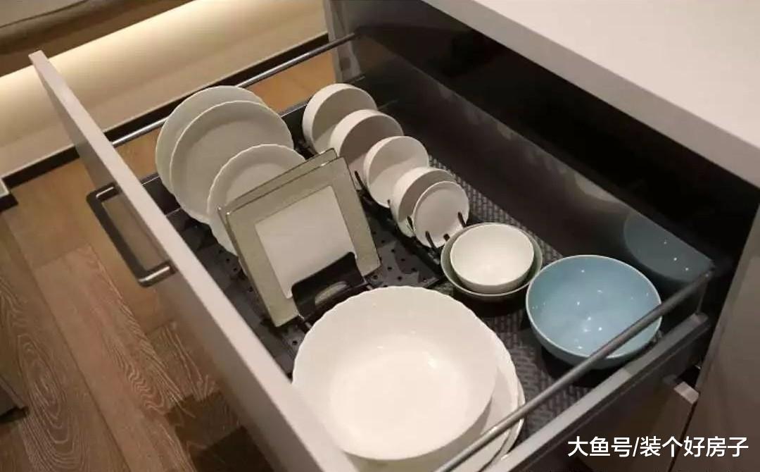 客厅容纳衣帽间，餐厅兼做办公桌，这个130㎡三口之家高效又舒适！