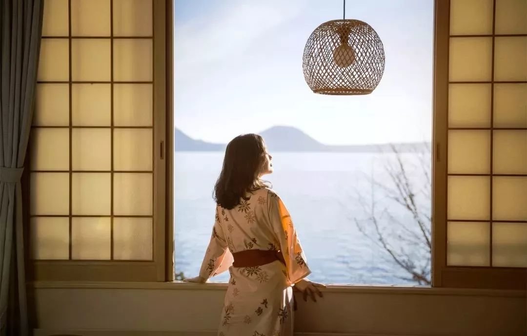 海外关注：日本人为啥有床不睡，非要睡“地板”？原因竟然是……