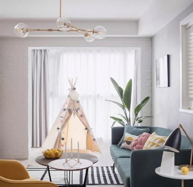 100㎡清新北欧风格家居装修 主卧兼具书房和衣帽间功能